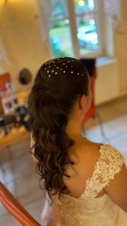Michi hat mich vom ersten Kennenlernen bis zur fertigen Hochzeitsfrisur mit ihrer herzlichen Art und ihrem Können begeistert 🥰. Sie wusste sofort, was ich mir wünsche, und hat es am Hochzeitstag perfekt umgesetzt. Ich habe mich wunderschön und ganz ich selbst gefühlt – danke für diese besondere Begleitung! 🙃🤗 Danke für dein Vertrauen #daslockenstübchen #hochzeit #happy #hochzeitfrisur #styling