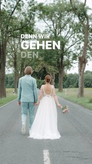 Die Liebe Sandra durfte ich mit ihrer Familie dieses Jahr betreuen.
Es hat mir riesig Spaß gemacht. DANKE für euer Vertrauen #hochzeit #brautfrisur #brautkleid #brautiful #happy #daslockenstübchen #styling #haareschön #braut #brautstyling #brautpaar #braut2025