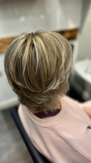 Auf wiedersehen Dauerwelle. Wunderschöne frechen Haarschnitt im Strähnen #daslockenstübchen #revlon #styling #strähnen